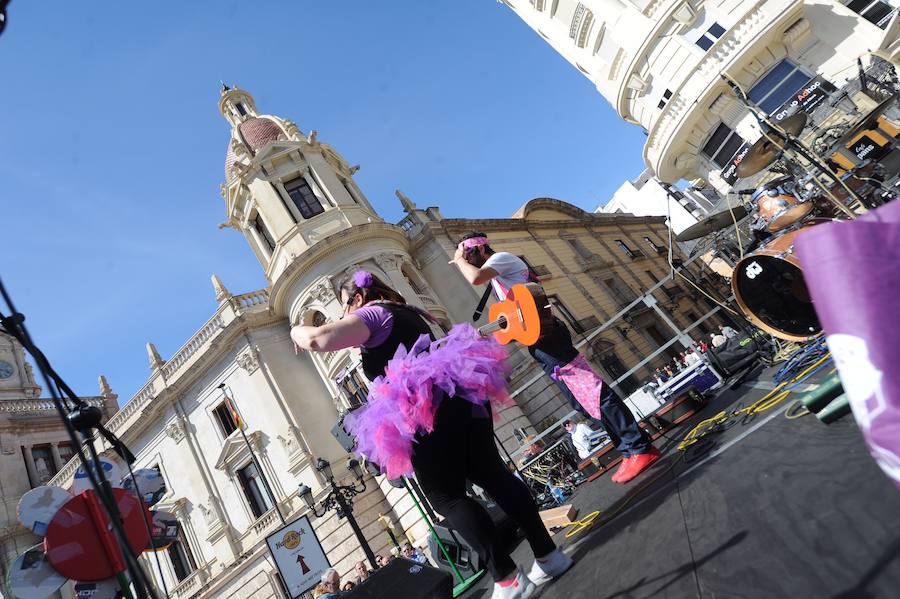 La Plaza del Ayuntamiento de Valencia se ha llenado de fogones durante este domingo en la tercera celebración del Tastarròs, una jornada gastronómica y festiva en torno al arroz que el año pasado congregó a 15.000 visitantes. Hasta un total de 22 prestigiosos restaurantes, presentes en esta iniciativa organizada por la D.O. Arroz de Valencia.