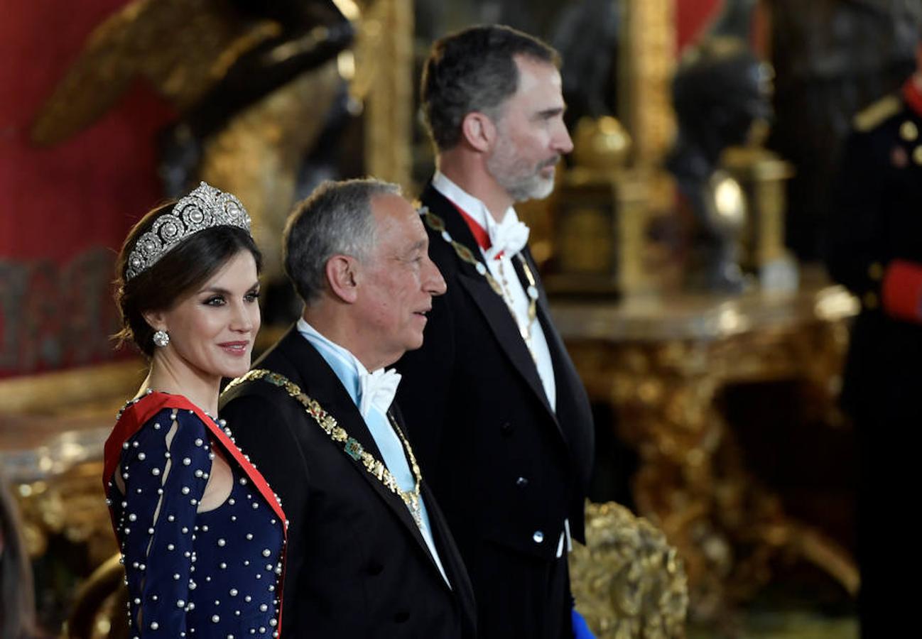 Se corona con una nueva diadema para la cena de gala con el presidente de Portugal
