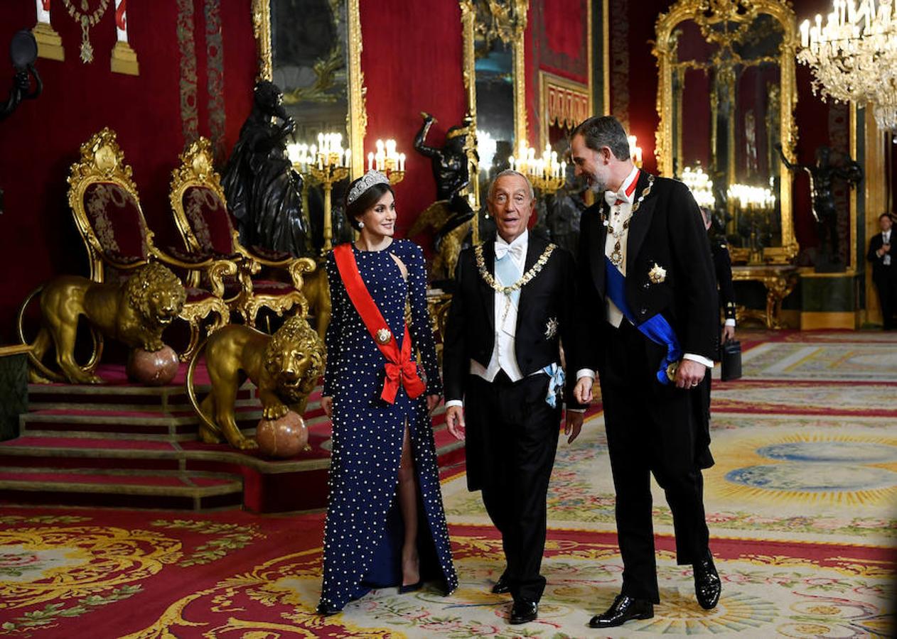 Se corona con una nueva diadema para la cena de gala con el presidente de Portugal