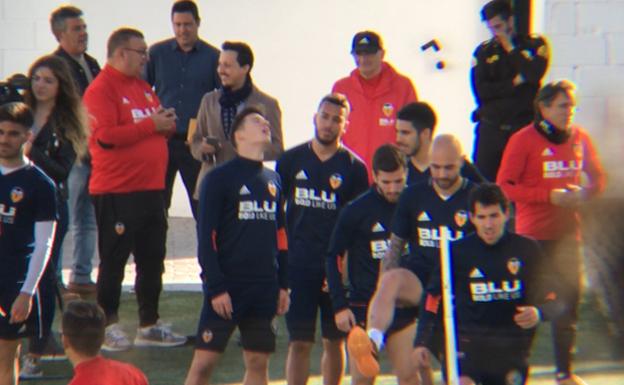 Un momento del entrenamiento del Valencia, esta tarde en Paterna.