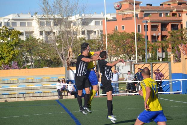 Sergio Poveda luchando un balón con Vicente Mendoza. 