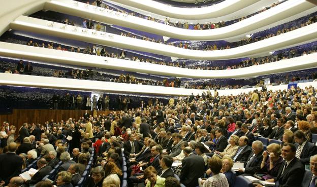 El público llena la sala Principal del Palau de les Arts. 