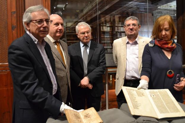 Los responsables de la UV, con el Manual de Tintorería y el incunable de San Vicente Ferrer. 