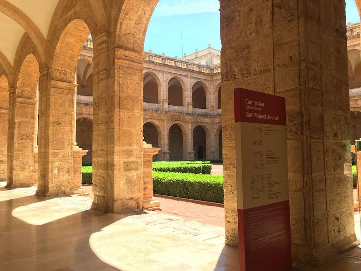 San Miguel de los Reyes. Biblioteca Valenciana. Historia y cultura de la Comunitat entrelazadas bajo los muros de un antiguo monasterio fundado por el Duque de Calabria y Germana de Foix en el siglo XVI. Un edificio que nació sobre una alquería islámica y, mucho antes de ser un centro bibliográfico, sirvió como hogar de la orden cisterciense, cárcel a partir de 1874, almacén y, finalmente, entre los años 70 y 80, escuela -Colegio Público Reina Doña Germana, la primera escuela pública del barrio de Orriols-.