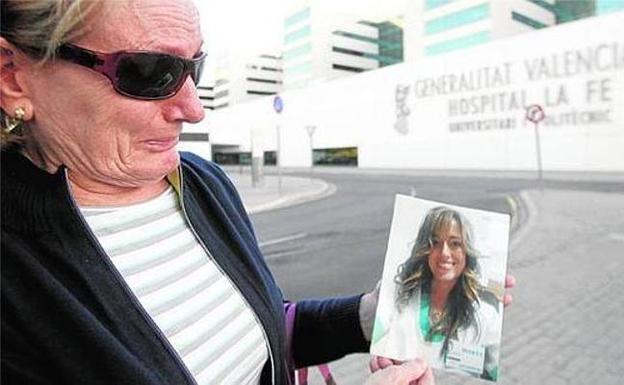 María Ángeles muestra la fotografía de su hija.