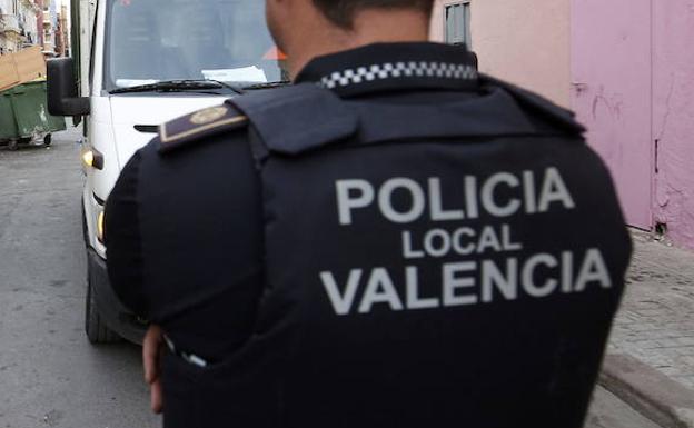 La policía precinta un bar clandestino en Orriols que servía comidas y hacía fiestas 