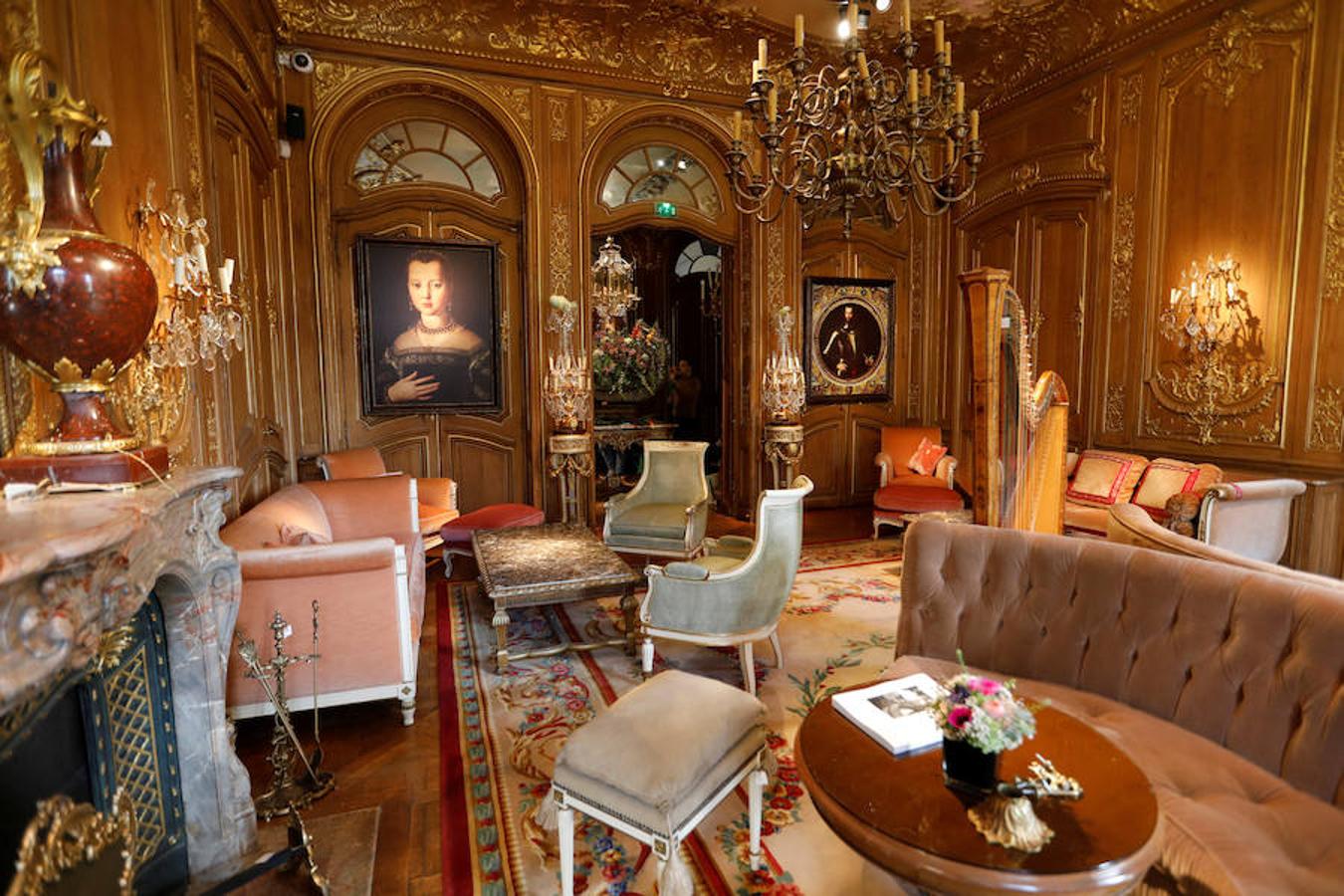 Desde una bañera del siglo XIX hasta unas zapatillas con su insignia, el legendario Ritz de París venderá a partir de este martes (y hasta el próximo 21 de abril) unos 10.000 objetos y muebles que marcaron su historia, en una subasta para fanáticos del glamur. Reabierto a mediados de 2016 después de cuatro años de obras, el hotel, cuya reputación se ha construido a base de albergar clientes de la talla de Ernest Hemingway, Marcel Proust y Coco Chanel, ha decidido desprenderse de buena parte de su antiguo mobiliario. Las estimaciones de la subasta organizada por Artcurial oscilan entre los 100 euros para unos alzapaños o unos plafones, hasta 10.000 euros para un par de monumentales esculturas de ninfas en bronce, que decoraban antaño el vestíbulo.