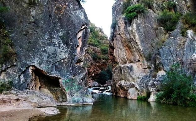 Imagen principal - Sus callejones, sus aguas y sus blanquecinas casas aluden a las raíces históricas de la localidad.