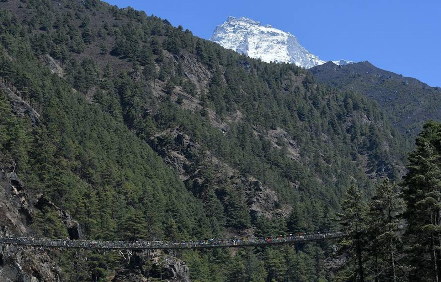 Comienza la temporada de escalada en el Himalaya. La ruta de subida a la cumbre acoge una gran cantidad de turistas que intenta ascender algún tramo del pico más alto del planeta. La imagen que más se repite estos días son grupos de excursionistas pasando por la aldea de Phortse a Pheriche en dirección al Everest.