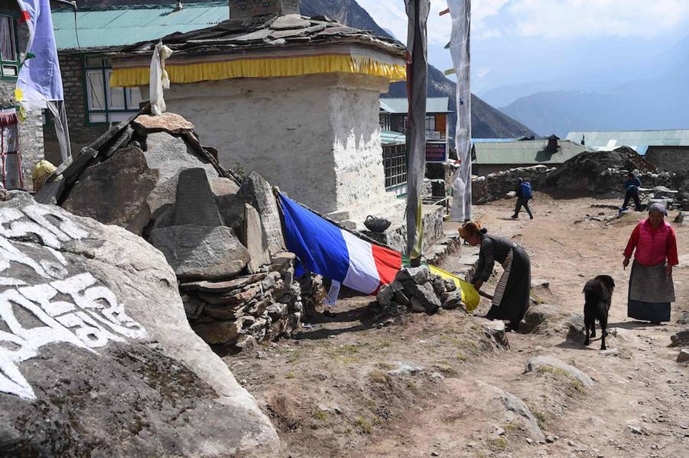 Comienza la temporada de escalada en el Himalaya. La ruta de subida a la cumbre acoge una gran cantidad de turistas que intenta ascender algún tramo del pico más alto del planeta. La imagen que más se repite estos días son grupos de excursionistas pasando por la aldea de Phortse a Pheriche en dirección al Everest.