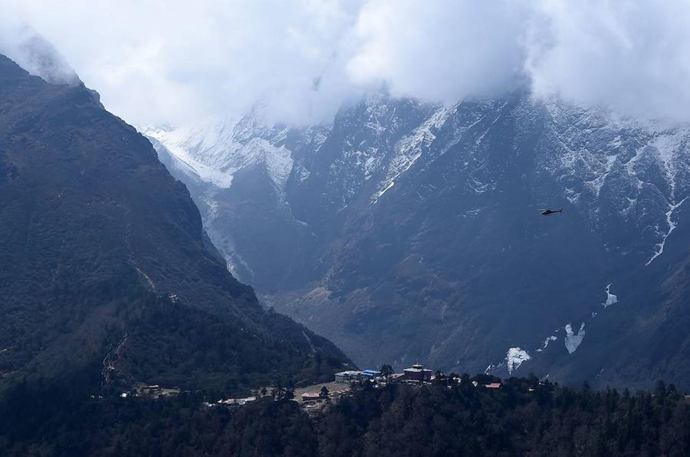 Comienza la temporada de escalada en el Himalaya. La ruta de subida a la cumbre acoge una gran cantidad de turistas que intenta ascender algún tramo del pico más alto del planeta. La imagen que más se repite estos días son grupos de excursionistas pasando por la aldea de Phortse a Pheriche en dirección al Everest.