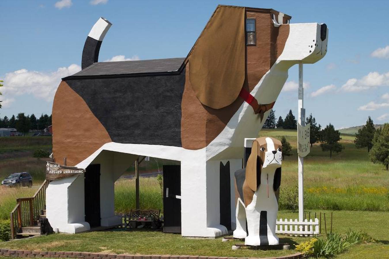 Dog Bark Parik Inn (Cottondwood, Idaho, EE UU). Pues sí, un hotel gigante con forma de beagle. Sus dueños son un matrimonio de artistas que en 1995 decidieron levantar esta peculiar construcción. Las camas están decoradas con cabeceros de perros y si decides visitarlo, disfrutarás de unas galletas con forma de... !Perro!