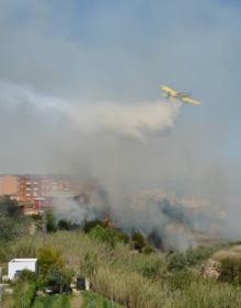 Imagen secundaria 2 - Un incendio quema una zona de matorral en Chiva