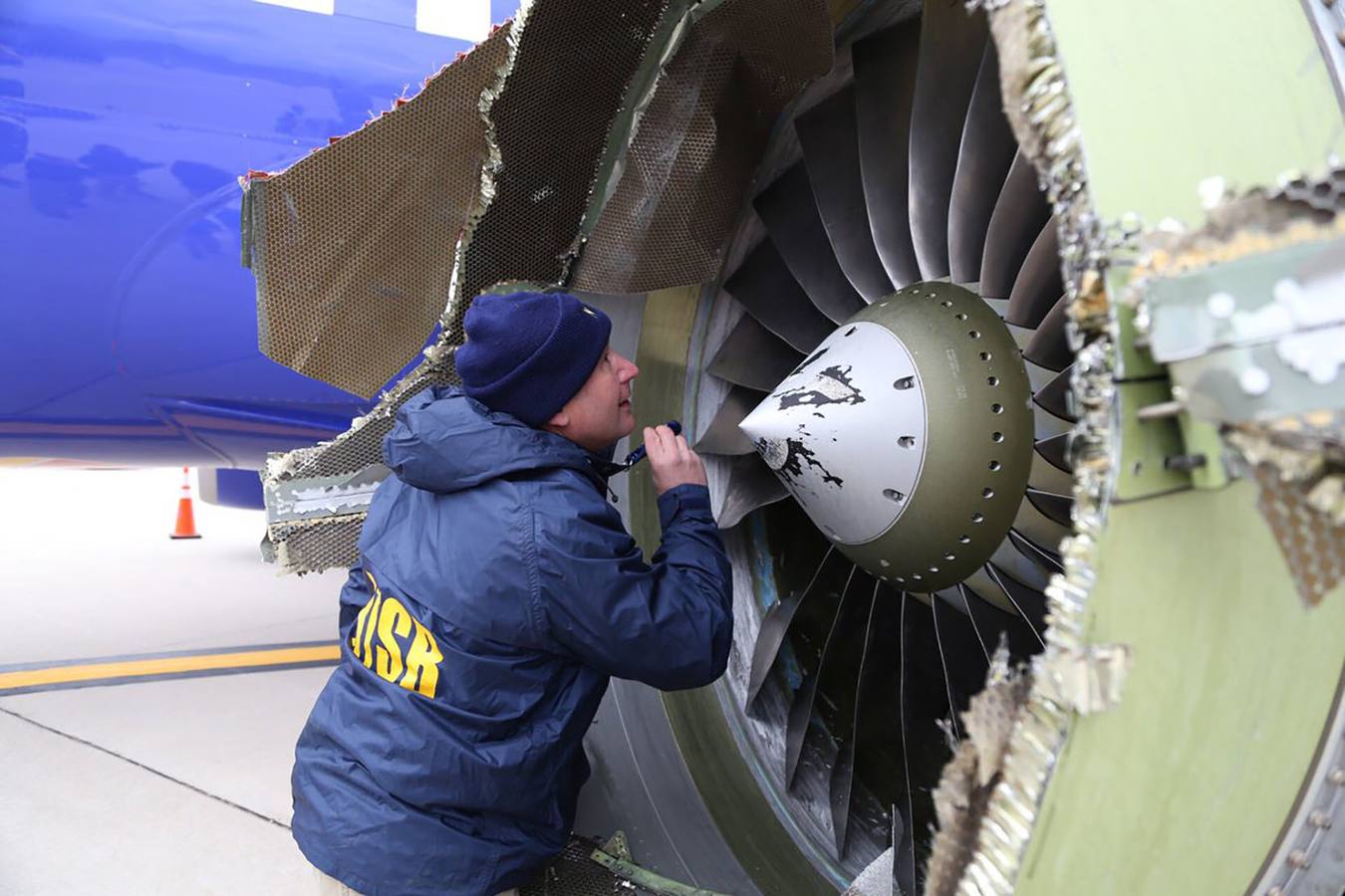 Una pasajera de 43 años murió este martes, 17 de abril, al explotar en pleno vuelo un motor del avión Boeing 737-700 de la compañía Southwest, que tuvo que hacer un aterrizaje de emergencia en Filadelfia mientras iba de Nueva York a Dallas. Los pasajeros evitaron que el cuerpo de la víctima fuera succionado por el hueco que dejó una ventanilla.