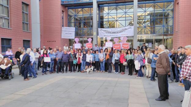 La movilización vecinal que se produjo ayer tarde en Xirivella. 