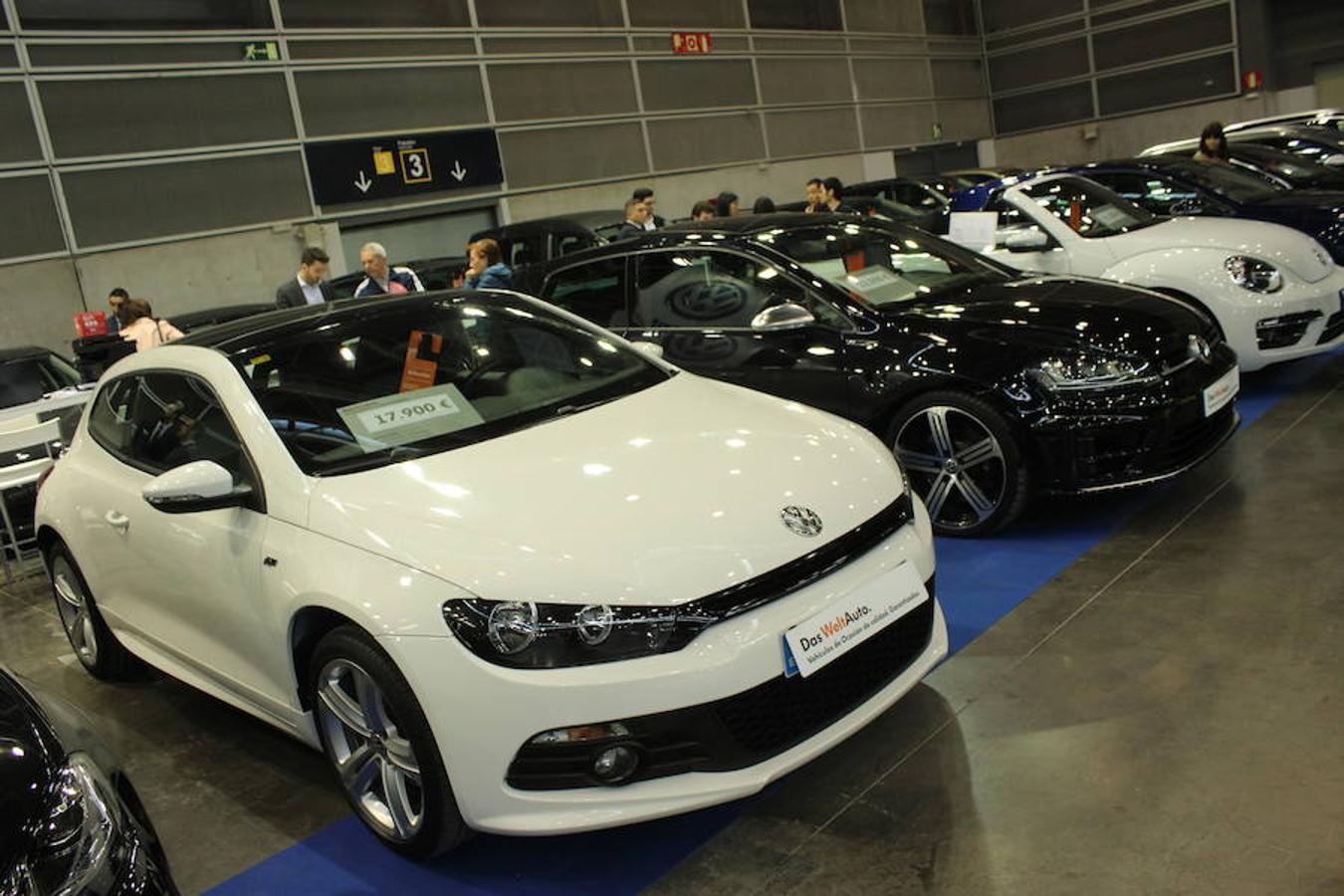 La décima edición de la Feria del Vehículo Selección Ocasión, organizada en dos pabellones de Feria Valencia, ha abierto este jueves sus puertas en una jornada inaugural que ya ha dejado las primeras ventas. Se exponen más de mil coches con descuentos de hasta 12.000 euros. Junto a la oferta comercial, el salón también ha programado una propuesta paralela de actividades y exhibiciones relacionadas con el mundo del motor, así como diferentes áreas de ocio, diversión, juego y restauración. El certamen tendrá sus puertas abiertas hasta el domingo, 22 de abril, en horario de 11 a 20 horas. La entrada individual cuesta tres euros y la doble cinco euros.