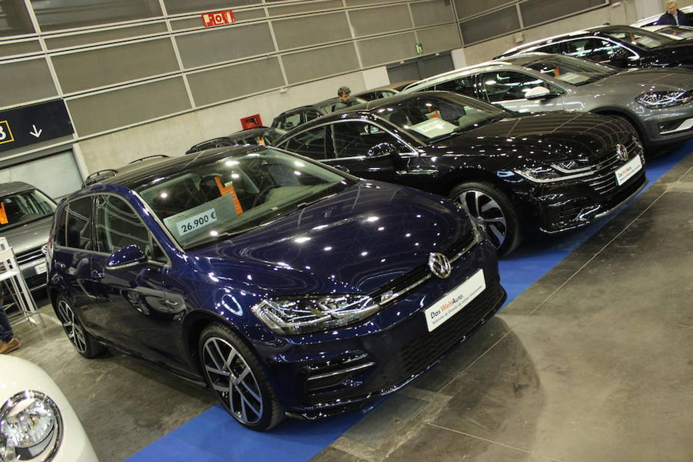 La décima edición de la Feria del Vehículo Selección Ocasión, organizada en dos pabellones de Feria Valencia, ha abierto este jueves sus puertas en una jornada inaugural que ya ha dejado las primeras ventas. Se exponen más de mil coches con descuentos de hasta 12.000 euros. Junto a la oferta comercial, el salón también ha programado una propuesta paralela de actividades y exhibiciones relacionadas con el mundo del motor, así como diferentes áreas de ocio, diversión, juego y restauración. El certamen tendrá sus puertas abiertas hasta el domingo, 22 de abril, en horario de 11 a 20 horas. La entrada individual cuesta tres euros y la doble cinco euros.