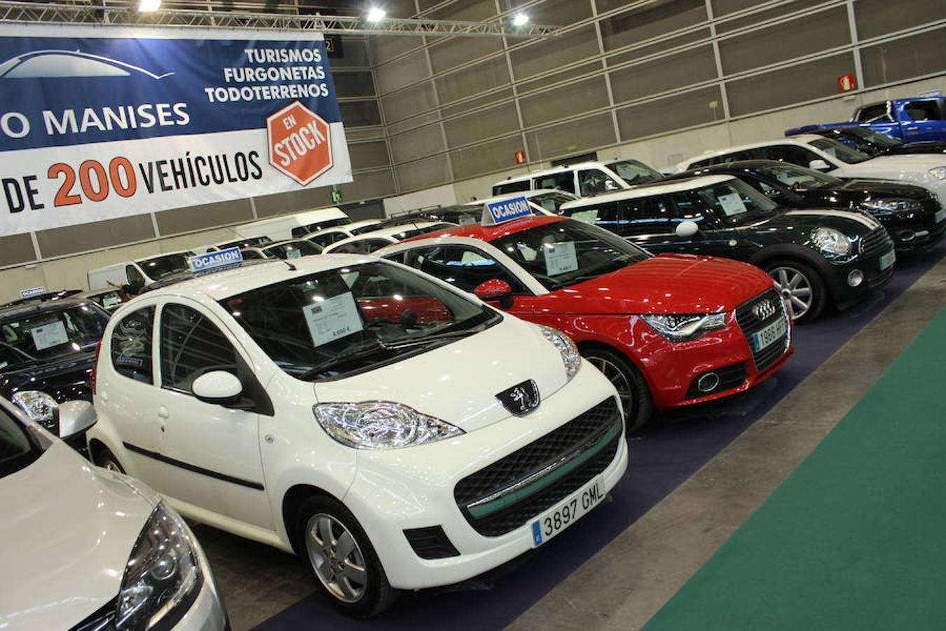 La décima edición de la Feria del Vehículo Selección Ocasión, organizada en dos pabellones de Feria Valencia, ha abierto este jueves sus puertas en una jornada inaugural que ya ha dejado las primeras ventas. Se exponen más de mil coches con descuentos de hasta 12.000 euros. Junto a la oferta comercial, el salón también ha programado una propuesta paralela de actividades y exhibiciones relacionadas con el mundo del motor, así como diferentes áreas de ocio, diversión, juego y restauración. El certamen tendrá sus puertas abiertas hasta el domingo, 22 de abril, en horario de 11 a 20 horas. La entrada individual cuesta tres euros y la doble cinco euros.