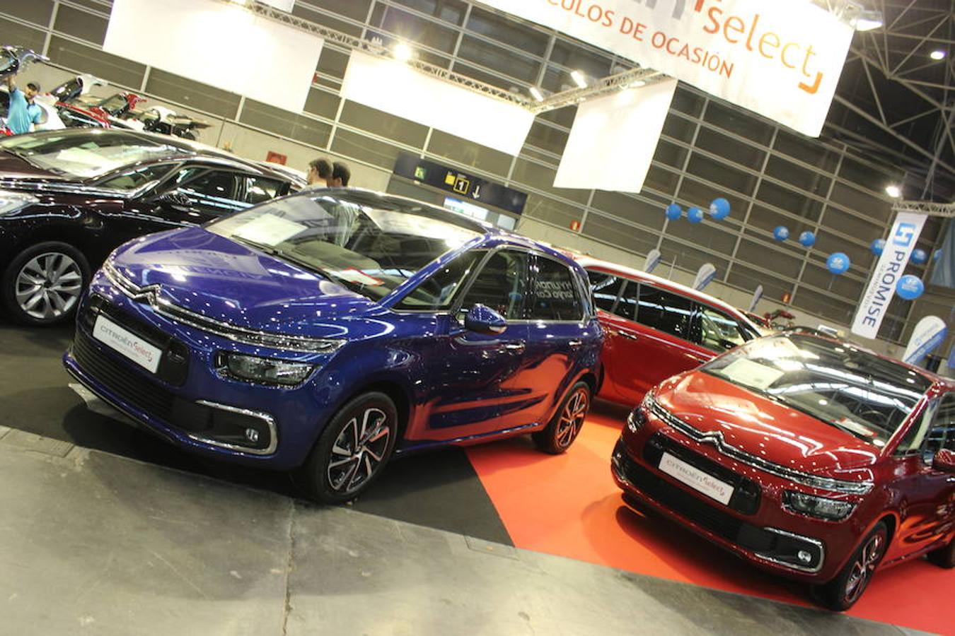 La décima edición de la Feria del Vehículo Selección Ocasión, organizada en dos pabellones de Feria Valencia, ha abierto este jueves sus puertas en una jornada inaugural que ya ha dejado las primeras ventas. Se exponen más de mil coches con descuentos de hasta 12.000 euros. Junto a la oferta comercial, el salón también ha programado una propuesta paralela de actividades y exhibiciones relacionadas con el mundo del motor, así como diferentes áreas de ocio, diversión, juego y restauración. El certamen tendrá sus puertas abiertas hasta el domingo, 22 de abril, en horario de 11 a 20 horas. La entrada individual cuesta tres euros y la doble cinco euros.