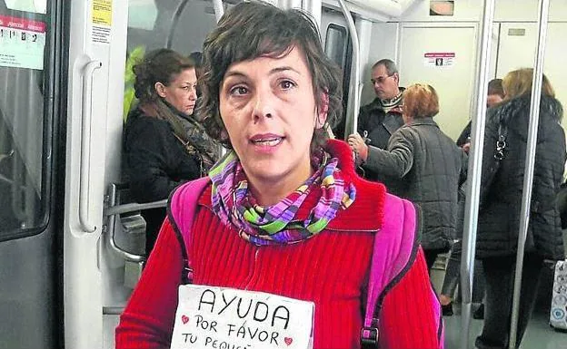 Cristina pide en el metro de Barcelona. 