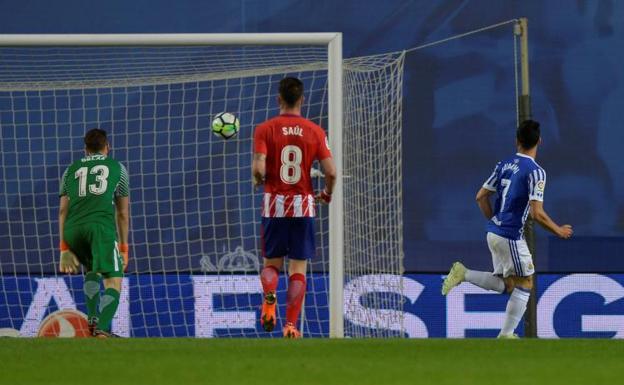 Juanmi marca uno de los dos goles que hizo en el partido. 