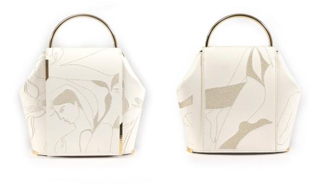 Bolso 'Gaia Small' con asa dorada de la firma española OneSixOne en su edición limitada 'Bodies Nude', firmada por la ilustradora de moda Kelly Beeman.