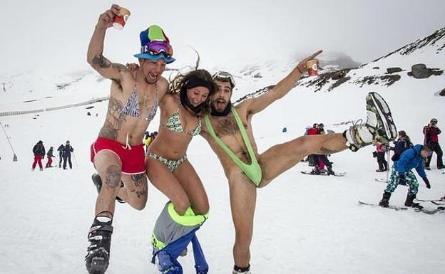 El descenso en bañador es todo un clásico de las pistas granadinas