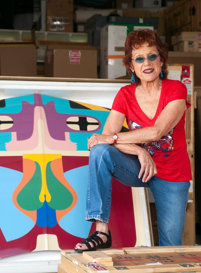 JUDY CHICAGO (1939). Pintora, escultora, educadora, escritora y pionera del arte feminista estadounidense.