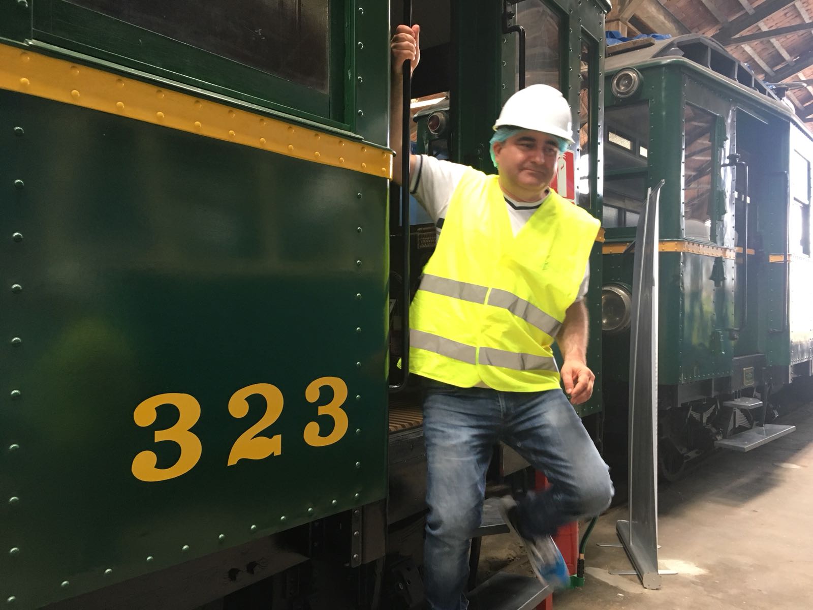 En la siguiente estación la ruta lleva hasta una de las incorporaciones de este año, uno de los remolques 323 de pasajeros del famoso "Portugués". En el 'Trenet', como era conocido popularmente, se puede descansar en sus asientos abatibles y recordar los tiempos en los que se viajaba en tren con las ventillas y puertas abiertas como los pasajeros de la aquella estación de Pont de Fusta que viajaban a Lliría, Bétera, alGrau o Rafelbuñol, en los años cincuenta. Se trata de trenes sin ningún tipo de seguridad: "la gente entraba, salía, saltaba, corría, no pagaban, era un cachondeo...". En esta época no existía ningún tipo de seguridad ni control de los pasajeros. 