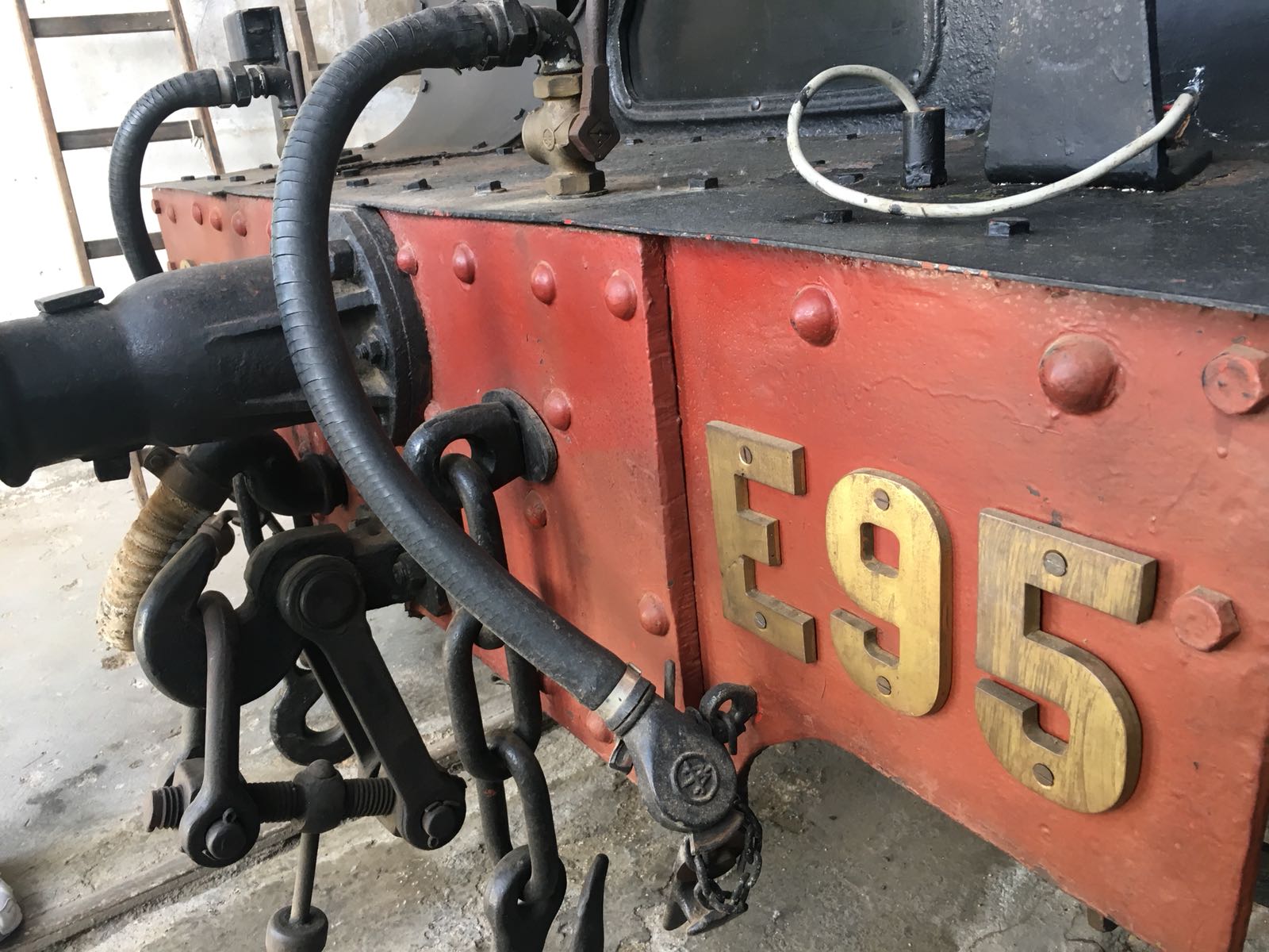 Concretamente esta locomotora, fabricada en París en 1910, volvió a la vida en 1982, cuando Luciano Vañó la adquirió a los Combois de Portugal (C.P.) después de estar retirada del servicio. Se conserva en los talleres de Torrent como muestra de las primeras máquinas de vapor que llegaron a la ciudad. "Aunque esta máquina ha cumplido más de 100 años, aun se puede poner en marcha, simplemente hace falta prepararla y llenarla de gasoil". 