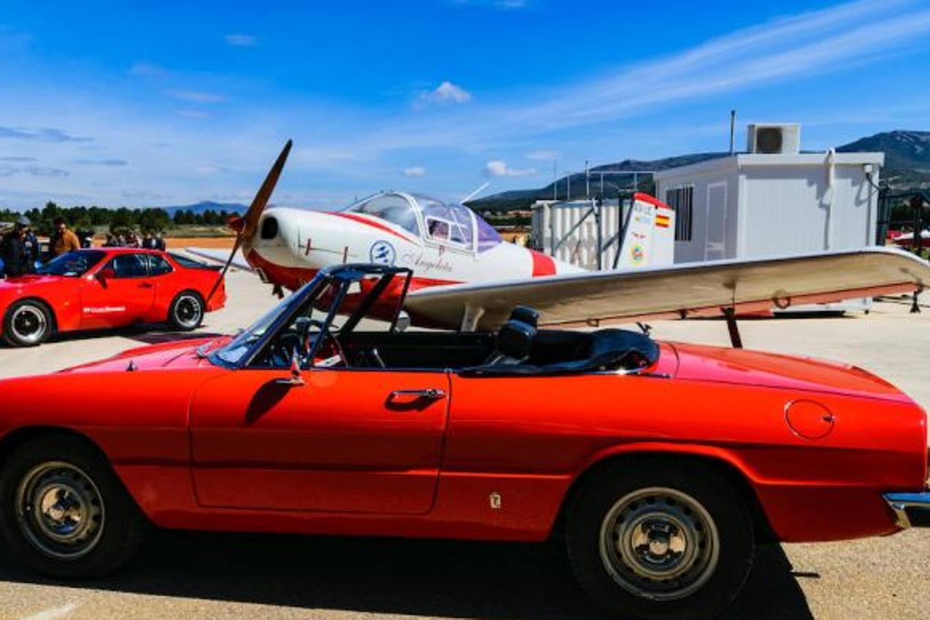 El club Horta Classics realizó el pasado fin de semana el V Encuentro de Amigos del Motor Clásico en el Aeródromo de Requena, en colaboración con Aeródromo de Requena y Club Aéreo Valencia, y la Fundación Aérea de la Comunidad Valenciana. Una colección de coches con un mínimo de 25 años de antigüedad, donde el Fiat Topolin de 1941 encabezó la lista. 