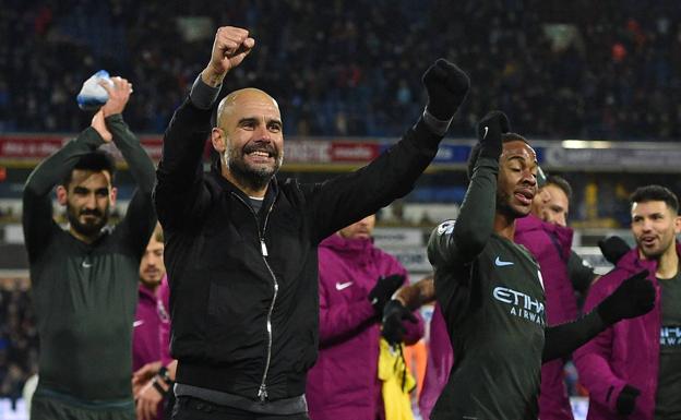 Pep Guardiola celebra el título de la Premier League. 