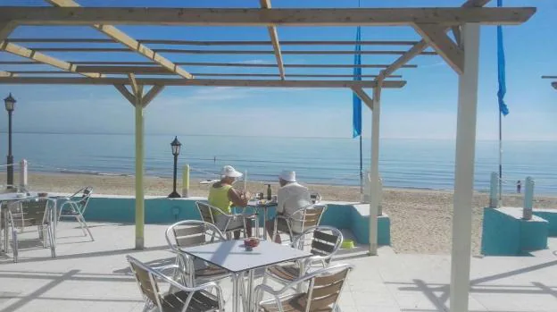 Unos turistas en la terraza del camping Pepe de Oliva. 