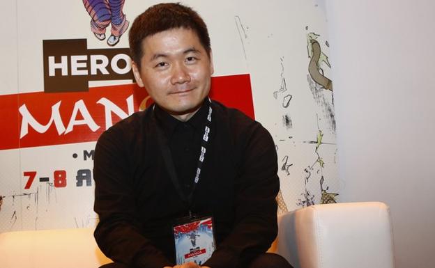 Yasuhiro Irie posa en el Heroes Manga Madrid. 