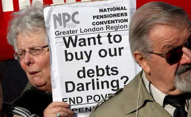 Un grupo de pensionistas participan de una protesta frente al Parlamento británico. 