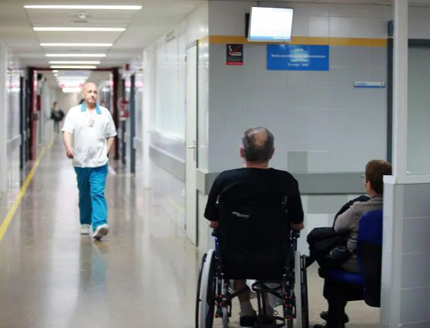 Profesional sanitario y pacientes en un hospital de la Comunitat. 