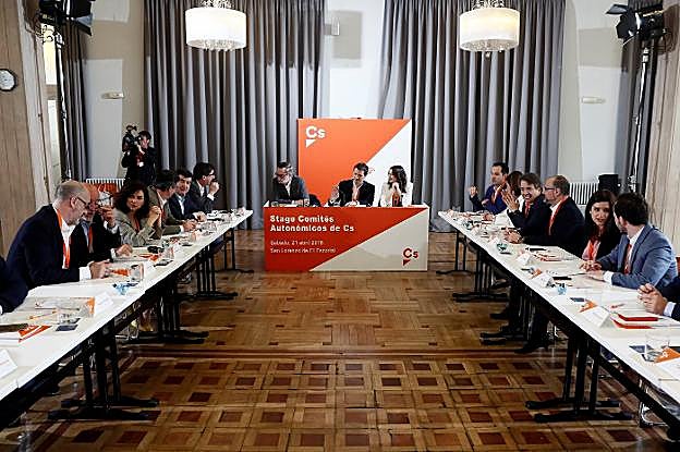 Albert Rivera, entre Villegas e Inés Arrimadas, y a la izquierda, Fernando Giner. 