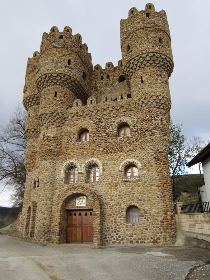 Castillo de Cebolleros (Burgos, España) | Serafín Villarán empezó la construcción de este castillo en 1978 sobre lo que fueron unas antiguas bodegas. El autor falleció sin ver finalizado su edificio, pero su familia se encargó de continuar su legado.
