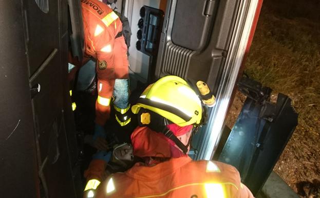 Bomberos del consorcio provincial, durante la excarcelación.