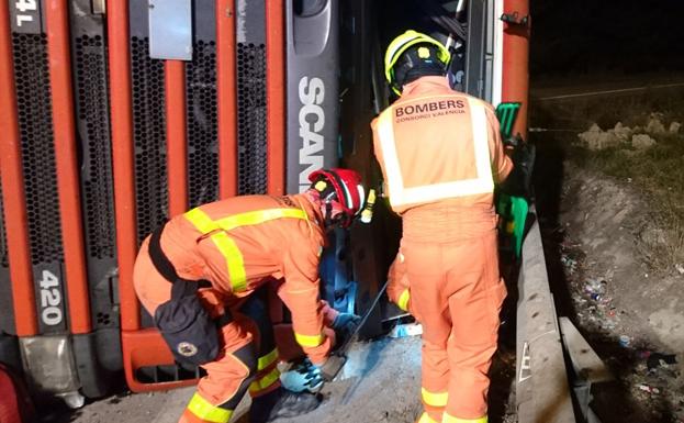 Bomberos del consorcio provincial, durante la excarcelación.