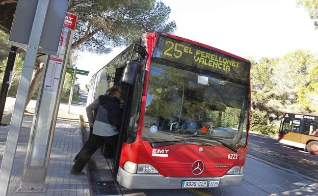 Foto de archivo de un autobús de la línea 25. 