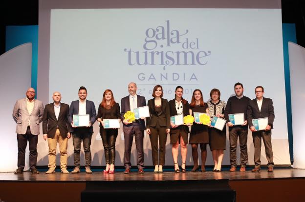 Los premiados en la II Gala de Turismo junto a la alcaldesa de Gandia, Diana Morant. 