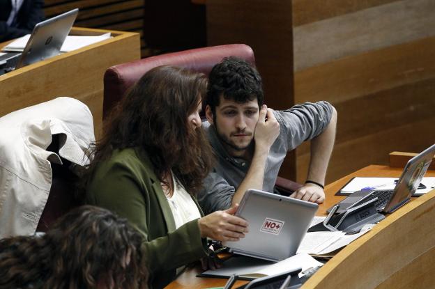 Antonio Estañ, secretario general de Podemos en la Comunitat, junto a la diputada Fabiola Meco. 