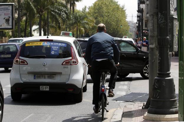 Un ciclista recorre Fernando el Católico. 