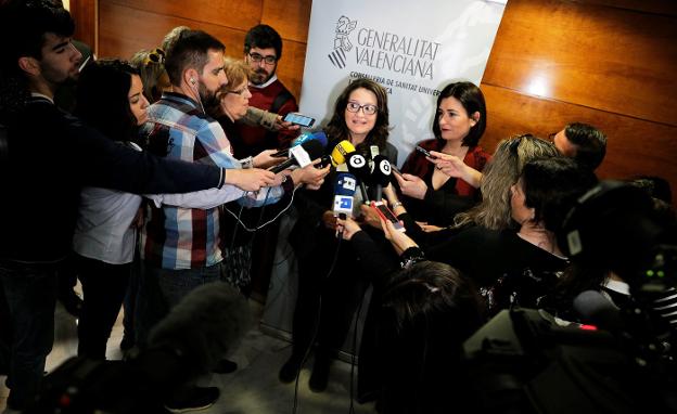 La vicepresidenta Mónica Oltra, ayer, atendiendo a los medios de comunicación. 