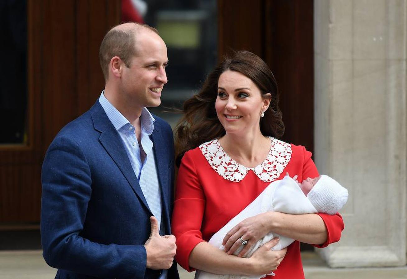 La duquesa de Cambridge ha dado a luz a su tercer hijo, un varón que pesó 3,8 kilos. Kate Middleton parió este lunes por la mañana y por la tarde salió del hospital con el bebé en brazos