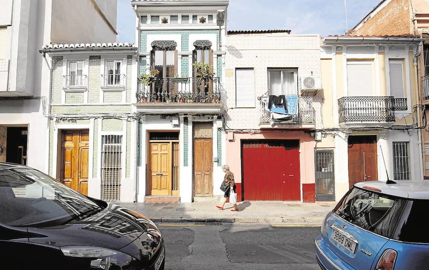 Valencia al mar | Para Montesinos, El Cabanyal es "olor a salitre y clóchinas" y "calles por donde se perdían Sorolla y Blasco Ibáñez entre fiestas y procesiones". Del barrio valenciano destaca "tesoros gastronómicos" como Casa Montaña. 