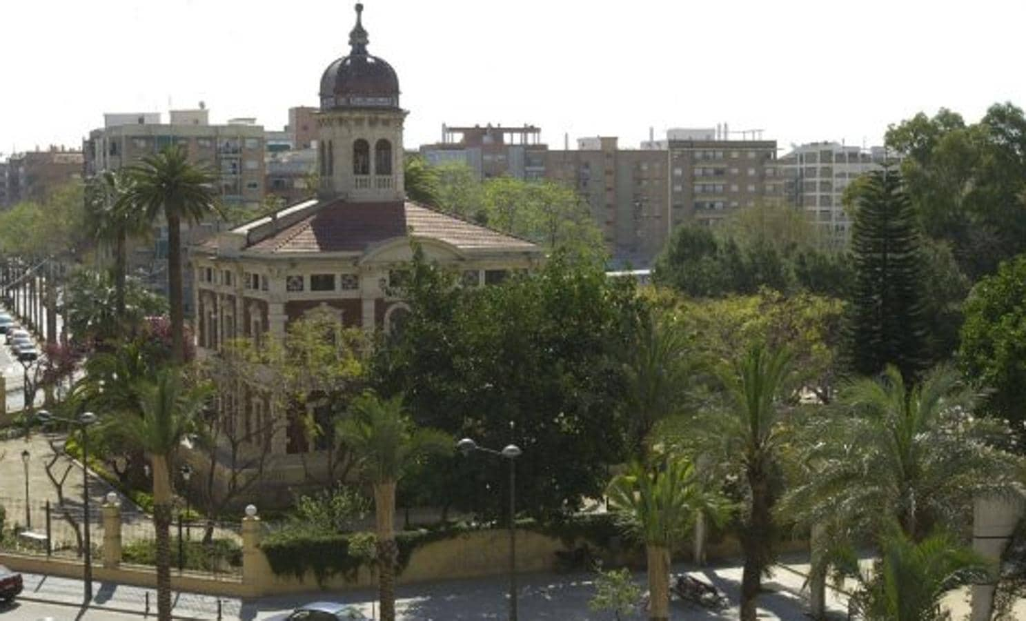 48.300 metros cuadrados: Localizado en la calle Santos Justo y Pastor, el jardín de Ayora cuenta con toques románticos y la presencia de un palacete modernista construido en 1900. Debido a su localización, tiene un ambiente tranquilo, ideal para pasear y, además, posee grandes ejemplares de olivos, eucaliptos y árboles de la lana. 