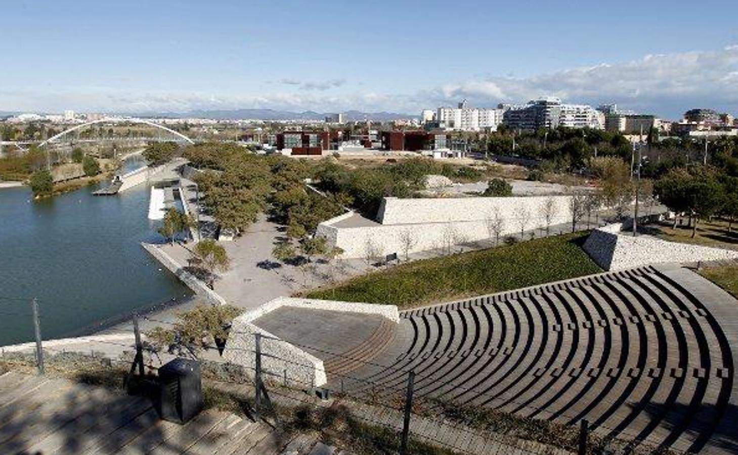 165.434 metros cuadrados: El famoso Parque de Cabecera, en el antiguo cauce del río Turia, su vegetación está formada por bosques de ribera, pinares mediterráneos y árboles exóticos. Este lugar recrea el paisaje original del Turia teniendo el agua como protagonista que, con su transcurso, presenta la topografía, la vegetación, los recorridos y los distintos equipamientos del parque. 