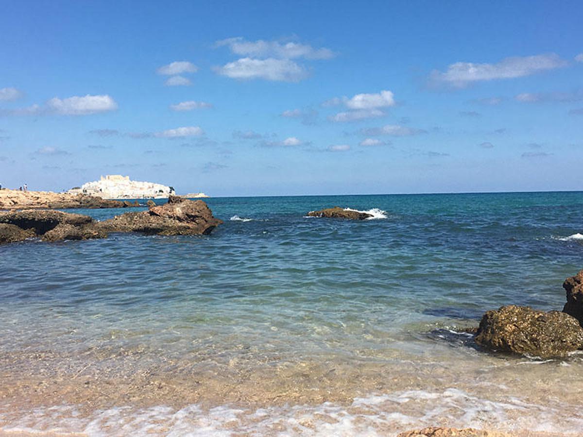 Cala El Moro, Peñíscola. Ubicada en una zona protegida de la Costa del Azahar, tiene una extensión de más de 40 metros de largo por 10 metros de ancho. Su oleaje moderado y su excelente temperatura son perfectas para disfrutar de un baño.